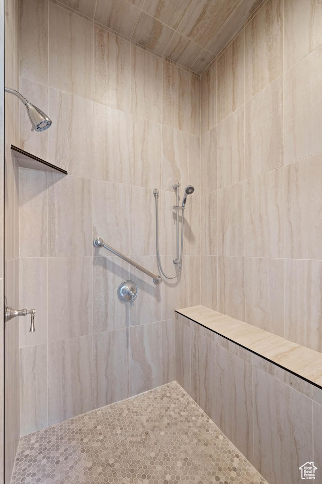 full bathroom featuring tiled shower