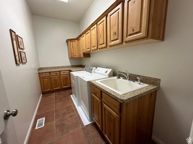 407 W Larkspur Ln, Morgan, UT 84050 - clothes washing area featuring a sink, baseboards, visible vents, independent washer and dryer, and cabinet space