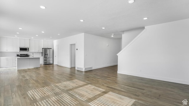794 Brook Ave E, Tooele, UT 84074 - unfurnished living room with baseboards and recessed lighting