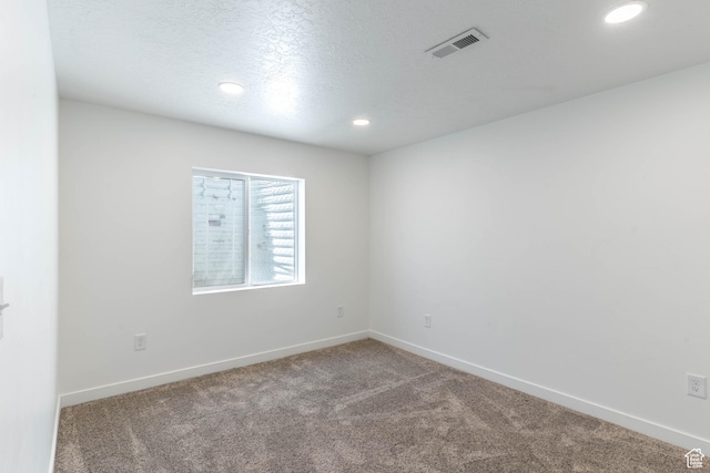 carpeted spare room with baseboards, visible vents, and recessed lighting