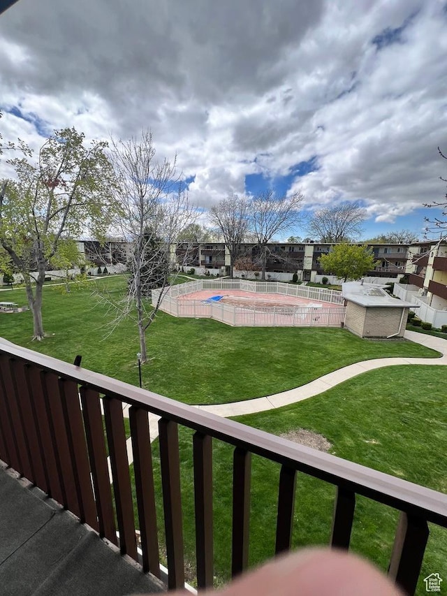 view of yard featuring a swimming pool