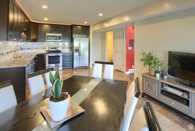 kitchen featuring tasteful backsplash, a sink, stainless steel appliances, visible vents, and recessed lighting