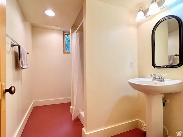 full bath with baseboards, a shower with shower curtain, and recessed lighting