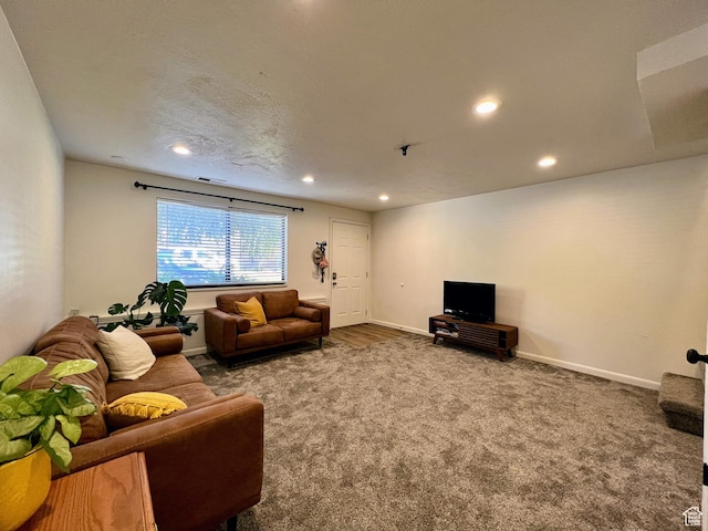 living room with baseboards, carpet floors, visible vents, and recessed lighting