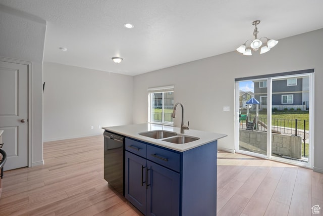 kitchen featuring a sink, dishwasher, an inviting chandelier, light wood-style flooring, and blue cabinetry