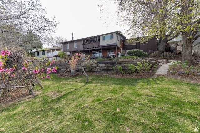 back of house featuring a lawn