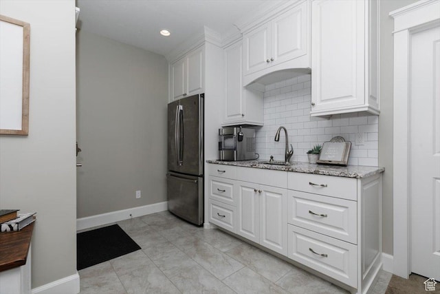 535 N Pheasant Hollow Ln, Mendon, UT 84325 - kitchen featuring a sink, tasteful backsplash, baseboards, freestanding refrigerator, and white cabinetry