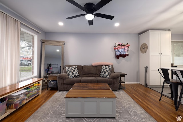 living area with dark wood-style flooring, a ceiling fan, and recessed lighting