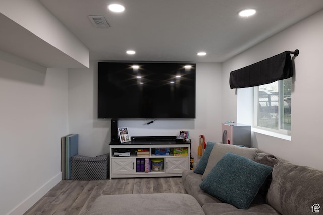 living room featuring baseboards, wood finished floors, visible vents, and recessed lighting