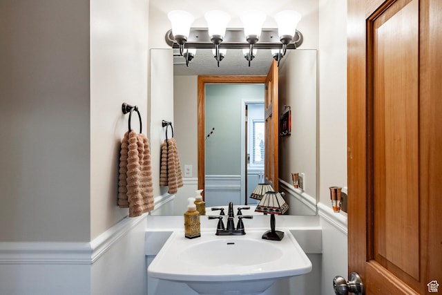 bathroom featuring a sink