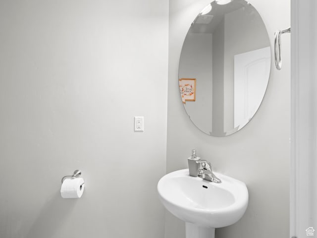 bathroom featuring a sink