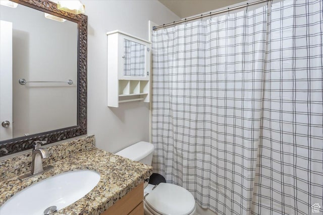 full bath with toilet, a shower with curtain, and vanity
