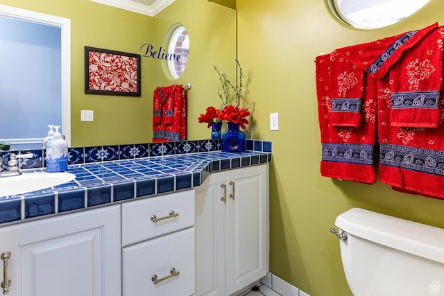 637 S Pine Meadow Ln, Tooele, UT 84074 - bathroom featuring baseboards, crown molding, vanity, and toilet