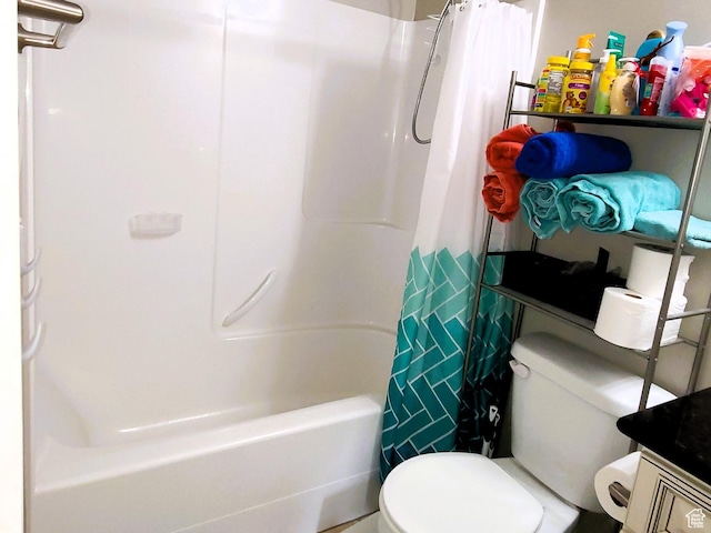 full bath with shower / tub combo with curtain and toilet