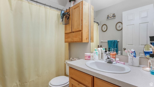 bathroom with toilet, a shower with curtain, and vanity