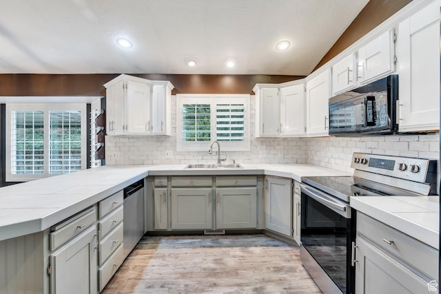 253 Ridge Rd, Orem, UT 84057 - kitchen with stainless steel appliances, a peninsula, a sink, tasteful backsplash, and lofted ceiling