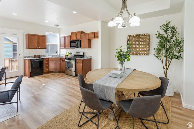 917 W Willow Bend Way, Farmington, UT 84025 - dining area with light wood-type flooring, baseboards, recessed lighting, and a chandelier