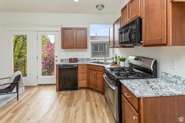 917 W Willow Bend Way, Farmington, UT 84025 - kitchen with plenty of natural light, light wood-style flooring, a sink, and black appliances