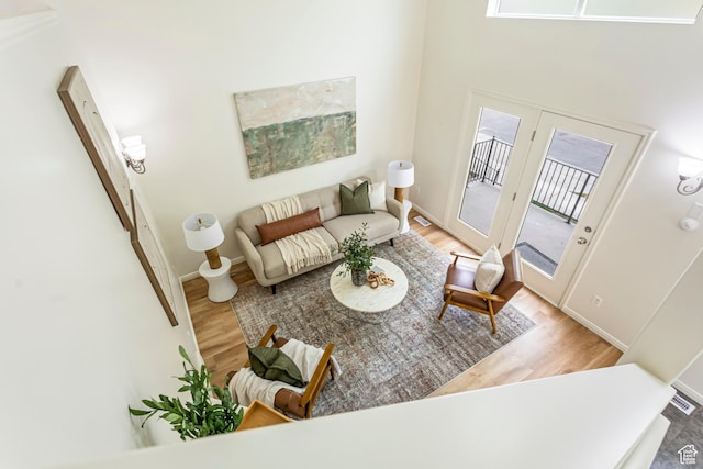 917 W Willow Bend Way, Farmington, UT 84025 - living room with baseboards, wood finished floors, and visible vents