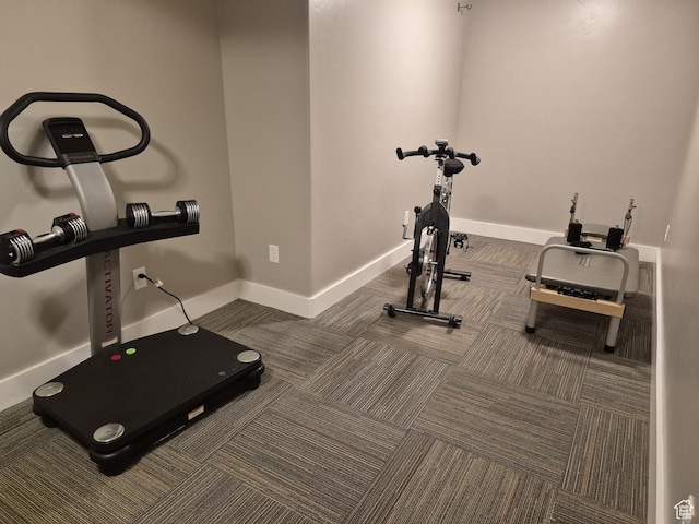 exercise area featuring carpet flooring and baseboards