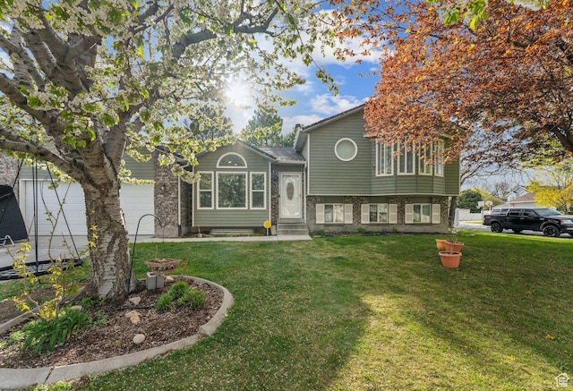 split level home featuring a front yard