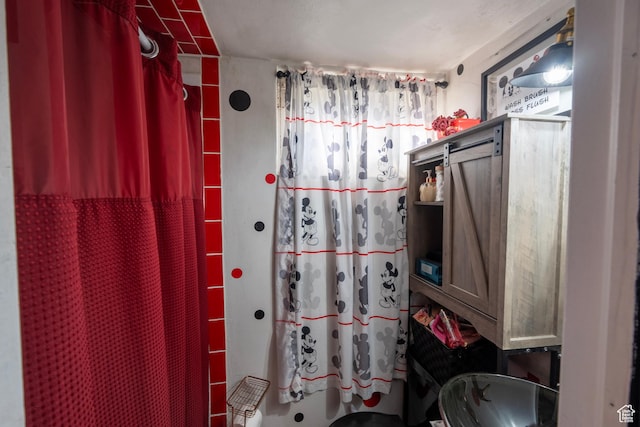 bathroom featuring curtained shower
