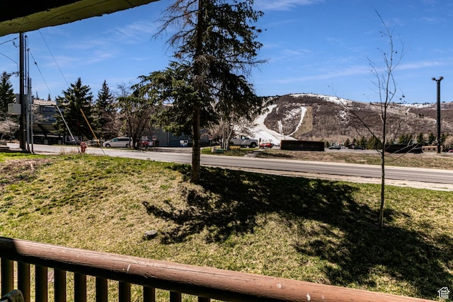 view of yard with a mountain view
