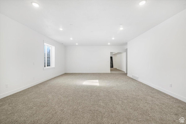 carpeted spare room with baseboards, visible vents, and recessed lighting