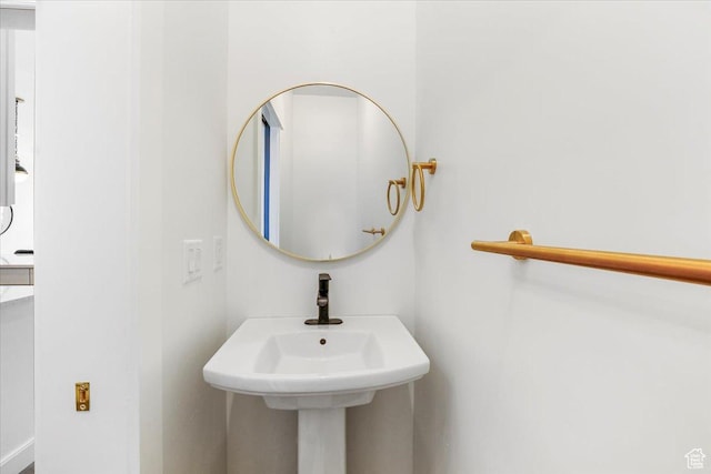 bathroom featuring a sink