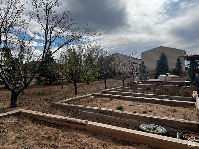 1115 Park Ridge Dr, Roosevelt, UT 84066 - view of yard featuring a garden