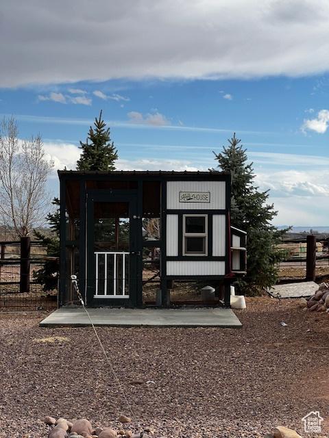 1115 Park Ridge Dr, Roosevelt, UT 84066 - back of property featuring fence