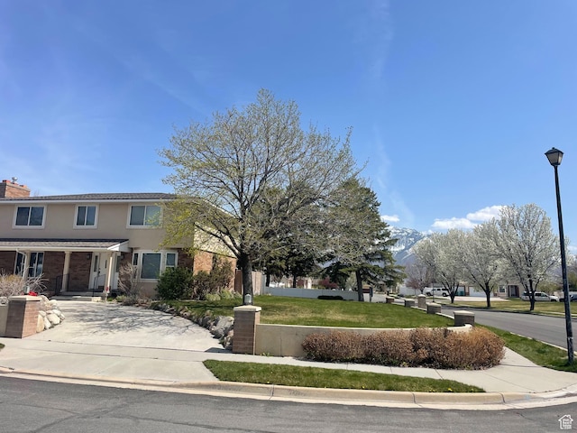 view of front facade featuring a front yard and stucco siding