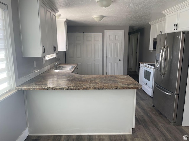 235 W 200 S, Vernal, UT 84078 - kitchen featuring dark wood-style floors, stainless steel fridge with ice dispenser, electric stove, a sink, and a peninsula