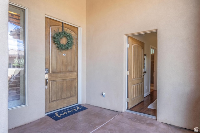 view of exterior entry with stucco siding