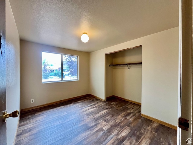736 Westwood Ave, Moab, UT 84532 - unfurnished bedroom featuring baseboards, dark wood-type flooring, and a closet