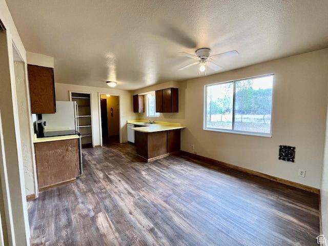 736 Westwood Ave, Moab, UT 84532 - kitchen featuring a peninsula, dark wood finished floors, visible vents, a ceiling fan, and light countertops