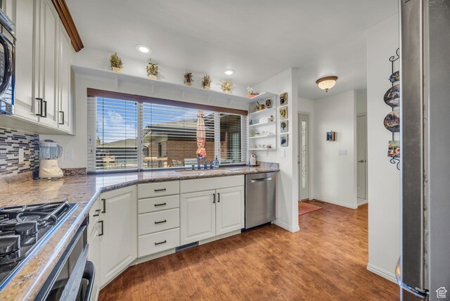 2251 Ridgewood Way, Bountiful, UT 84010 - kitchen featuring a sink, tasteful backsplash, light wood-style floors, black gas stovetop, and dishwasher