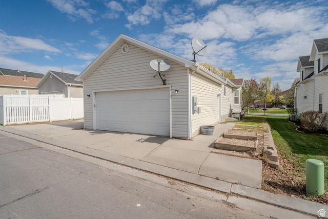 2976 E Saddle Rock Rd, Eagle Mountain, UT 84005 - garage featuring fence