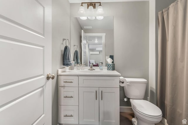 full bath with visible vents, vanity, a shower with shower curtain, and toilet