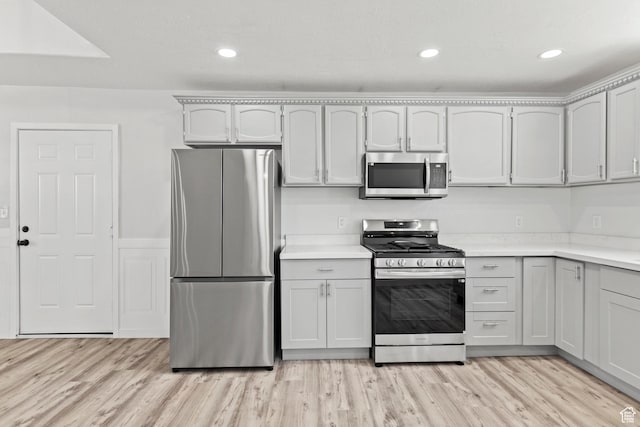 604 S Desert Willow Ln, Salina, UT 84654 - kitchen featuring light wood-type flooring, stainless steel appliances, light countertops, and recessed lighting