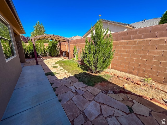 view of yard featuring a fenced backyard, a pergola, and a patio area