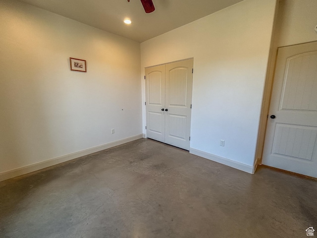 unfurnished bedroom featuring a ceiling fan, a closet, concrete flooring, baseboards, and recessed lighting