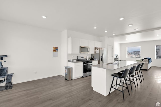 1751 E Wolverine Way, Eagle Mountain, UT 84005 - kitchen with stainless steel appliances, a sink, recessed lighting, wood finished floors, and a breakfast bar area