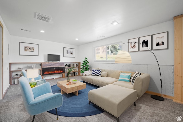living area with visible vents, carpet flooring, and baseboards
