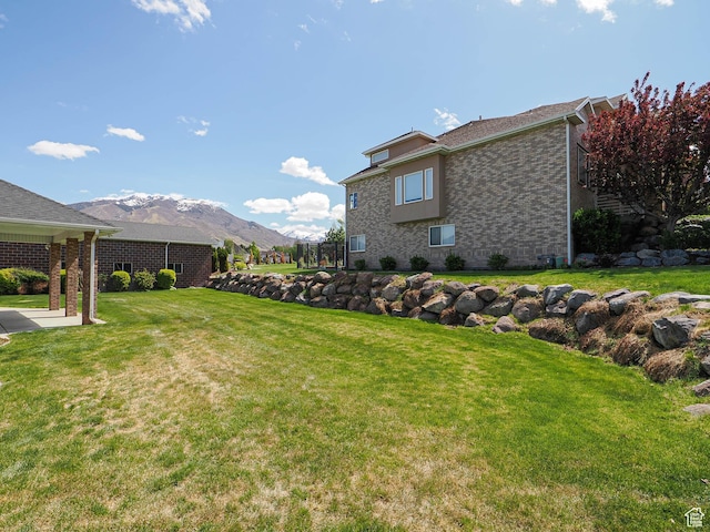 view of yard featuring a mountain view