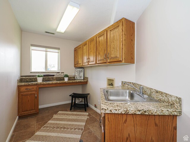 laundry room featuring visible vents, a sink, baseboards, cabinet space, and washer hookup
