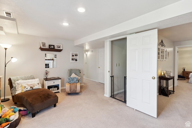 living area featuring light carpet, baseboards, visible vents, and recessed lighting