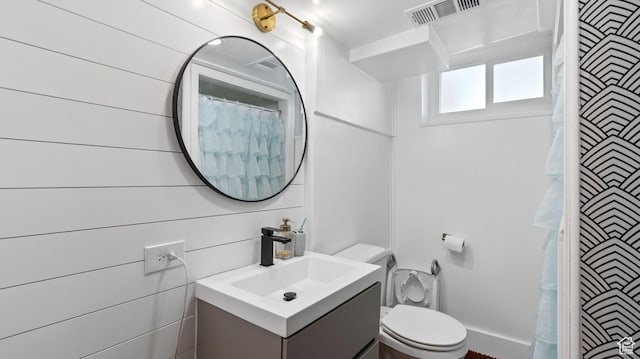 1642 W 2700 S, Syracuse, UT 84075 - bathroom featuring visible vents, toilet, vanity, and a shower with curtain