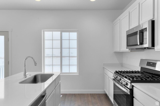 6717 N Tulle Mtn, Eagle Mountain, UT 84005 - kitchen with stainless steel appliances, light countertops, a sink, and light wood-style floors