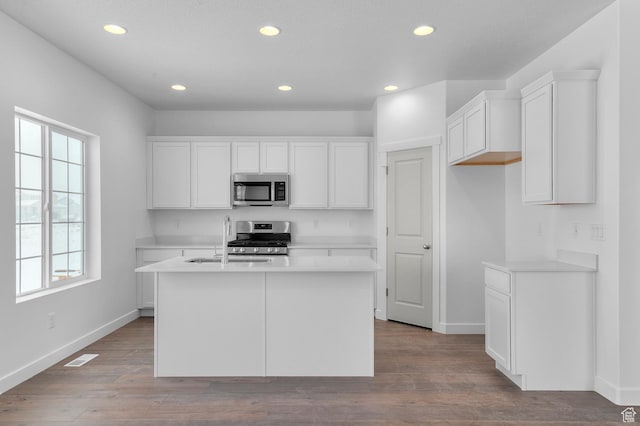 6717 N Tulle Mtn, Eagle Mountain, UT 84005 - kitchen featuring an island with sink, baseboards, appliances with stainless steel finishes, and recessed lighting